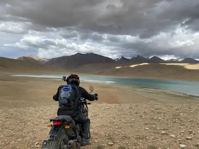 Balade à moto Royal Enfield de Leh au lac Tso Khar, découvrant le lac de haute altitude et ses environs époustouflants.